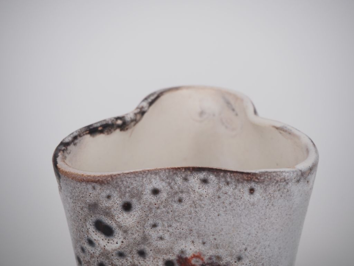 GEBEL.  Petit pichet  Signé H. 9,5 cm et un vase en céramique polychro