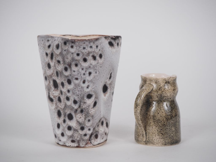 GEBEL.  Petit pichet  Signé H. 9,5 cm et un vase en céramique polychro