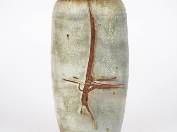 Vase en grès contemporain à décor de motifs abstraits bruns sur fond b