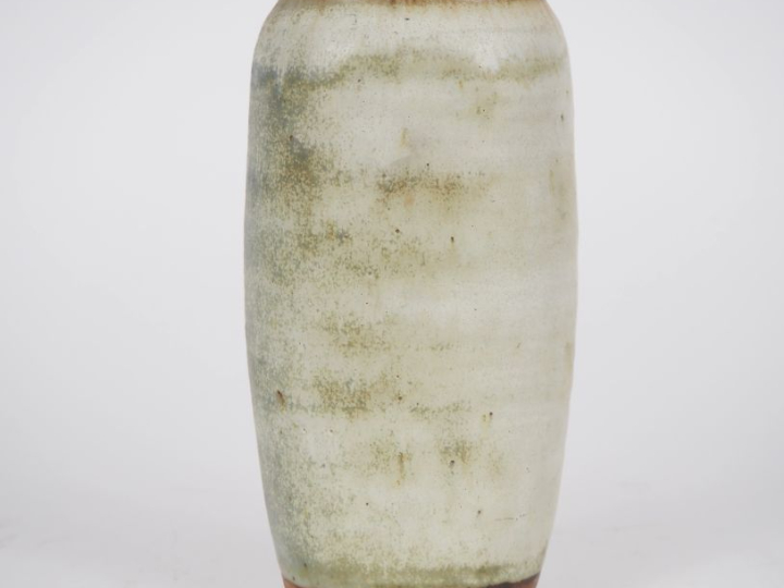 Vase en grès contemporain à décor de motifs abstraits bruns sur fond b