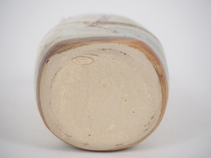 Vase en grès contemporain à décor de motifs abstraits bruns sur fond b