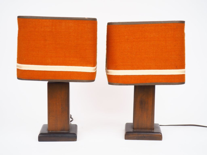 Paire de lampes de chevet de style Art Déco, pied en bois teinté, bel 