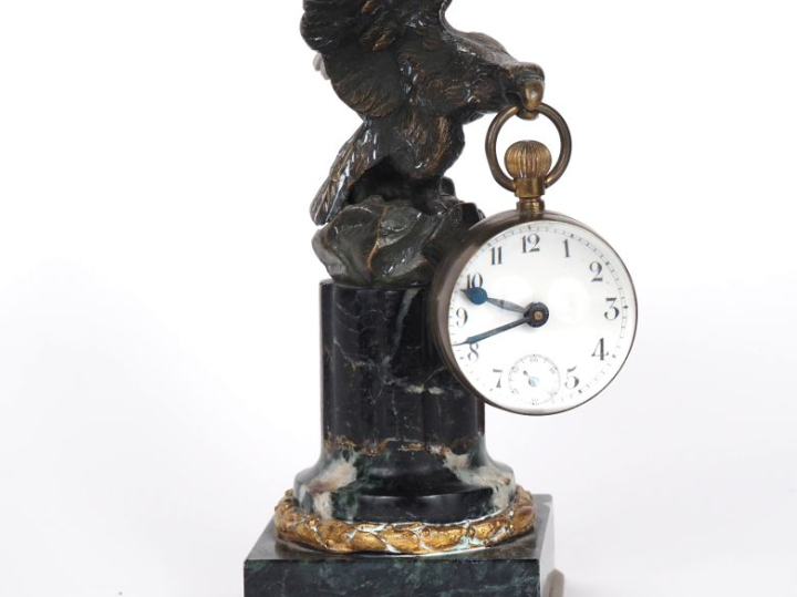 Porte montre en régule et marbre vert de mer figurant un aigle avec un