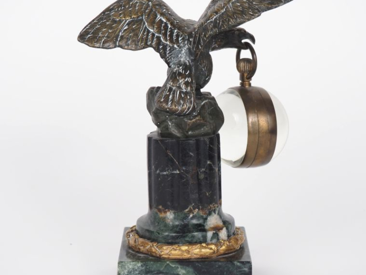 Porte montre en régule et marbre vert de mer figurant un aigle avec un