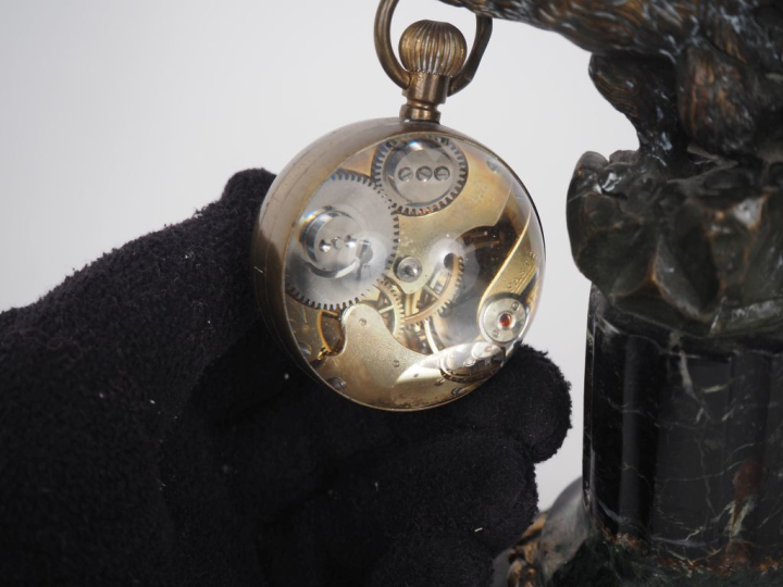 Porte montre en régule et marbre vert de mer figurant un aigle avec un