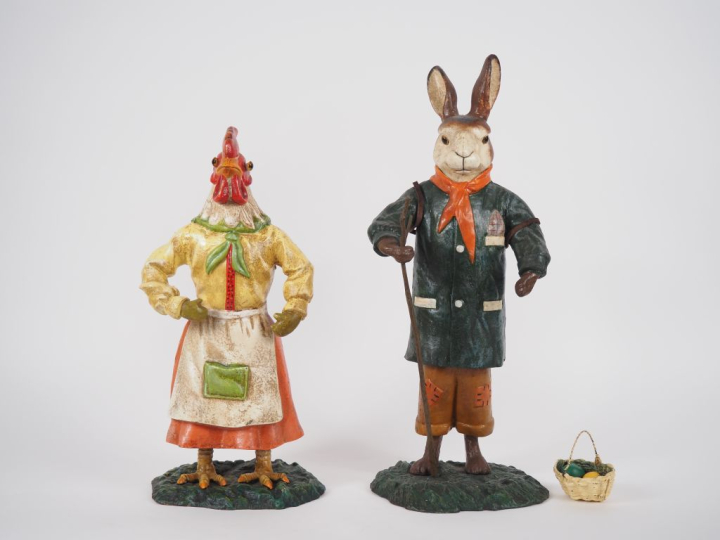 2 différents sujets en régule polychrome "la poule cuisinière". H. 38,