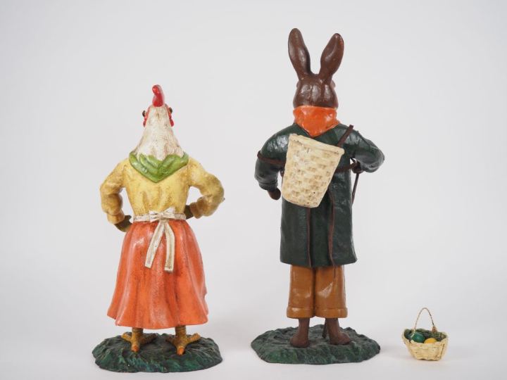 2 différents sujets en régule polychrome "la poule cuisinière". H. 38,