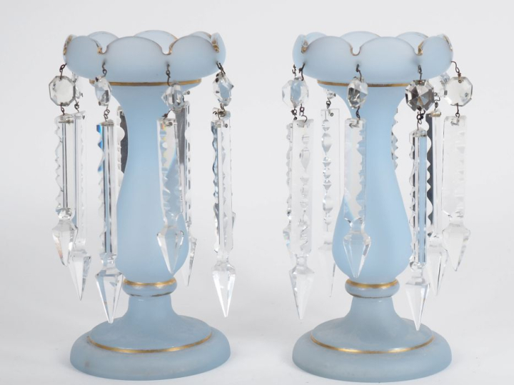 Paire de porte ananas Napoléon III en opaline bleue et dorée et pampil