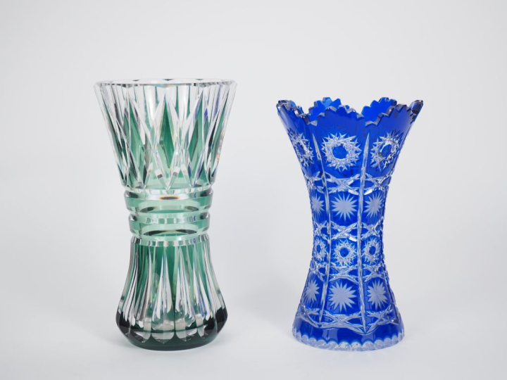 2 différents vases en cristal bicolore. H. 31 cm et 28 cm