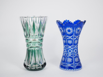 Vente aux enchères 2 différents vases en cristal bicolore. H. 31 cm et 28 cm
