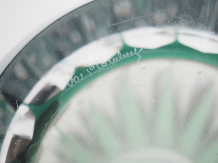 2 différents vases en cristal bicolore. H. 31 cm et 28 cm