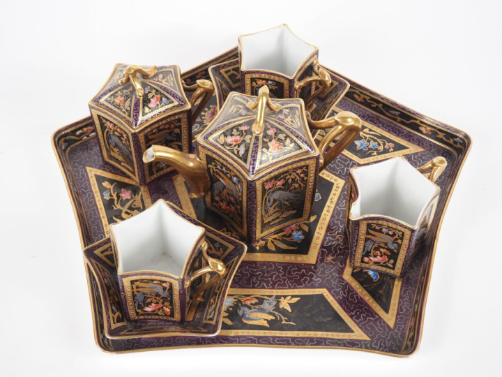 Service tête à tête en porcelaine polychrome de Limoges, à décor d'ins