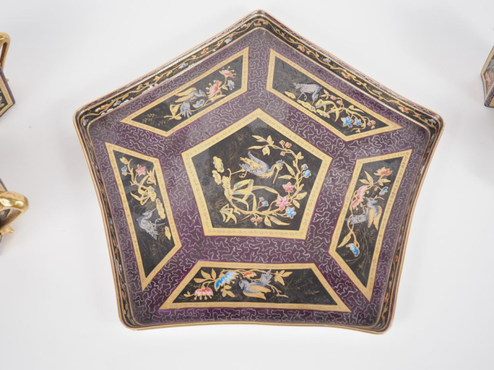 Service tête à tête en porcelaine polychrome de Limoges, à décor d'ins