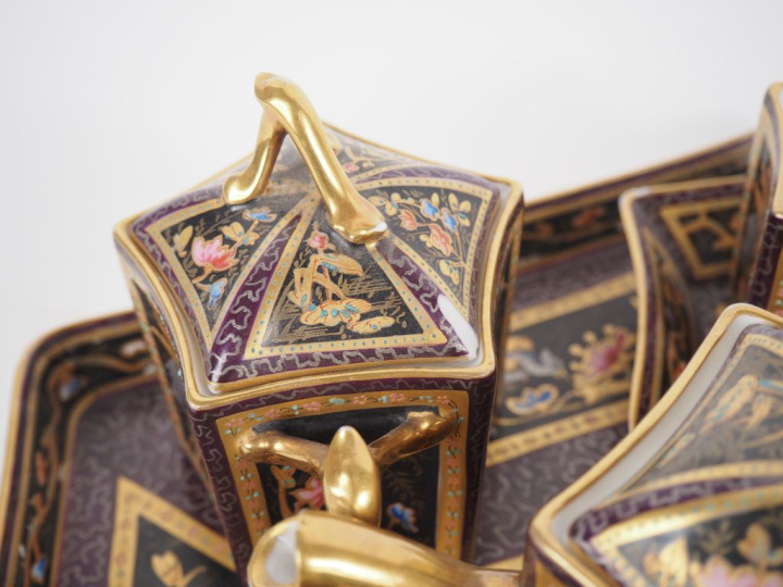 Service tête à tête en porcelaine polychrome de Limoges, à décor d'ins