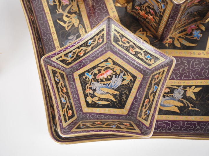 Service tête à tête en porcelaine polychrome de Limoges, à décor d'ins