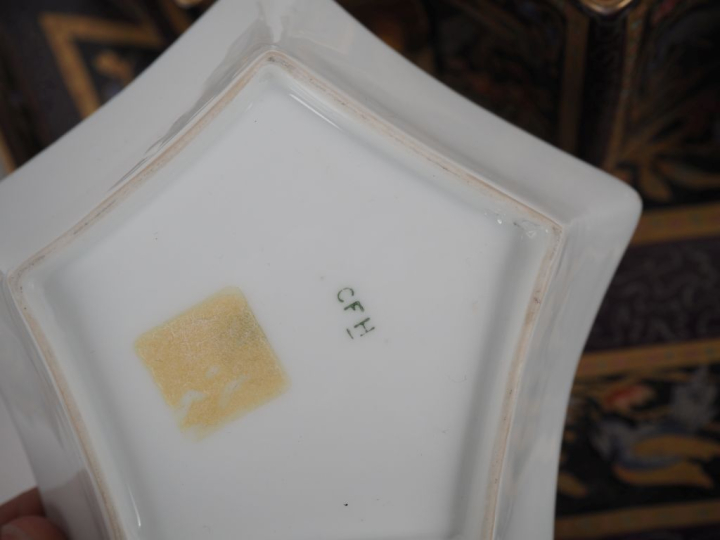 Service tête à tête en porcelaine polychrome de Limoges, à décor d'ins