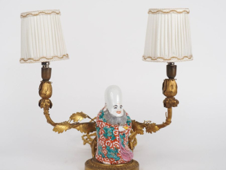 Vente aux enchères Lampe de salon éclairant à deux lumières en porcelaine polychrome et m