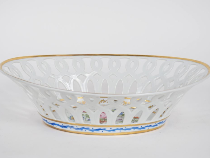 Jardinière en porcelaine ajourée à décor de fleurs polychromes. Dim. 8