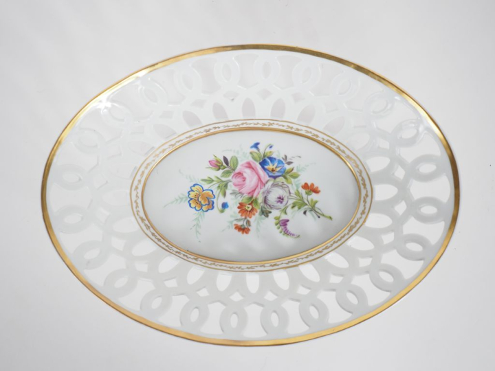 Jardinière en porcelaine ajourée à décor de fleurs polychromes. Dim. 8