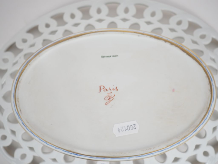 Jardinière en porcelaine ajourée à décor de fleurs polychromes. Dim. 8