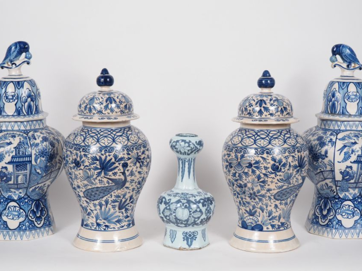 2 paires de potiches en faience de Delft.  H. 39 cm et 46 cm (un cheve