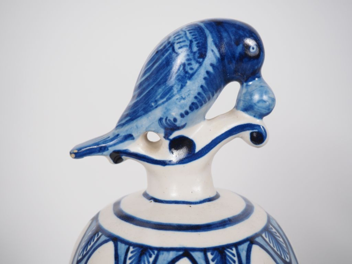 2 paires de potiches en faience de Delft.  H. 39 cm et 46 cm (un cheve