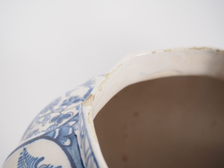 2 paires de potiches en faience de Delft.  H. 39 cm et 46 cm (un cheve