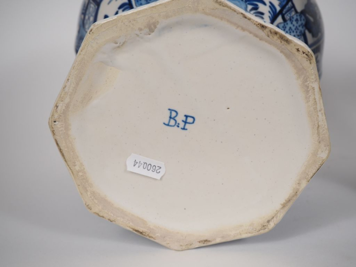2 paires de potiches en faience de Delft.  H. 39 cm et 46 cm (un cheve