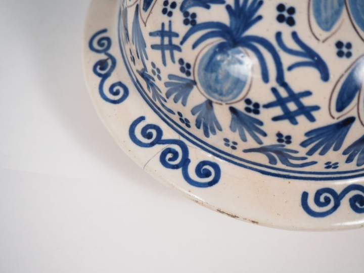 2 paires de potiches en faience de Delft.  H. 39 cm et 46 cm (un cheve