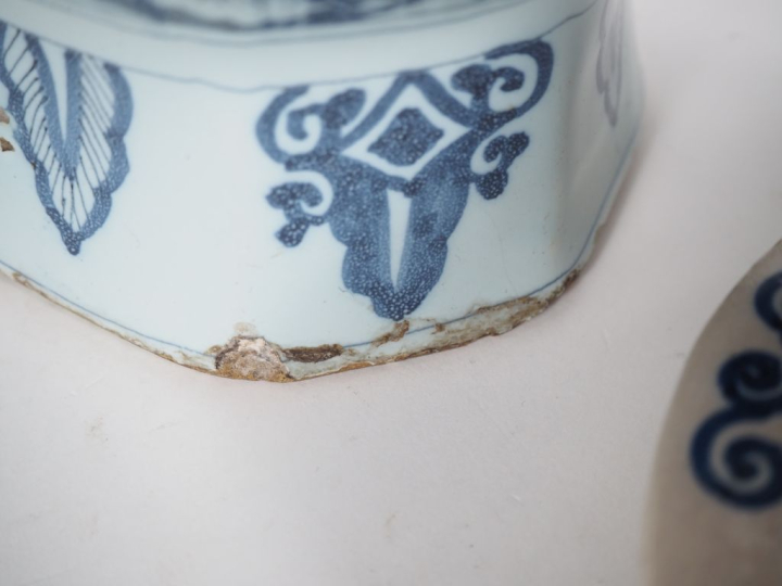 2 paires de potiches en faience de Delft.  H. 39 cm et 46 cm (un cheve