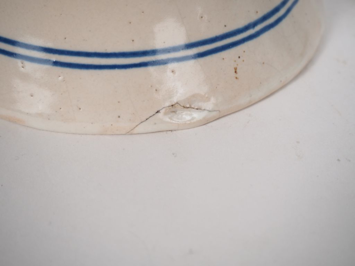 2 paires de potiches en faience de Delft.  H. 39 cm et 46 cm (un cheve