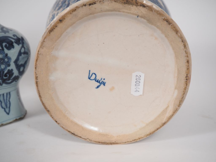 2 paires de potiches en faience de Delft.  H. 39 cm et 46 cm (un cheve