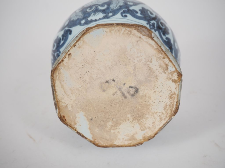 2 paires de potiches en faience de Delft.  H. 39 cm et 46 cm (un cheve