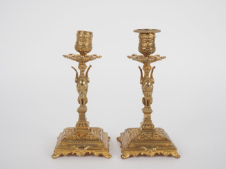 Vente aux enchères Paire de bougeoirs Napoléon III en bronze doré, le fut en forme de chi