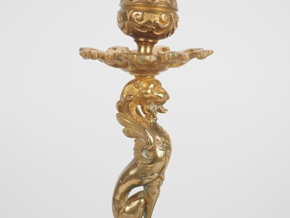 Paire de bougeoirs Napoléon III en bronze doré, le fut en forme de chi