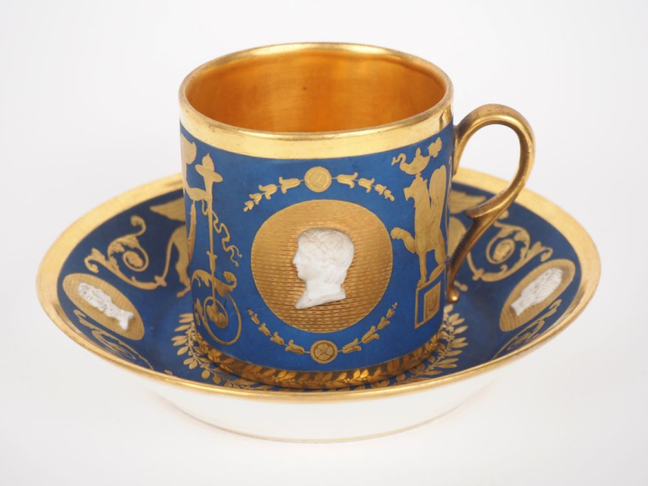 Tasse et sous tasse début XIXème en porcelaine et biscuit à décor de p