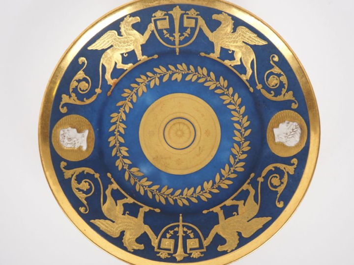 Tasse et sous tasse début XIXème en porcelaine et biscuit à décor de p