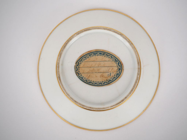 Tasse et sous tasse début XIXème en porcelaine et biscuit à décor de p