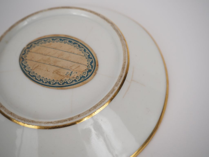 Tasse et sous tasse début XIXème en porcelaine et biscuit à décor de p