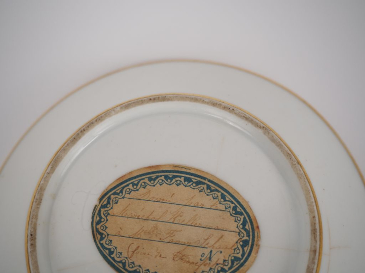 Tasse et sous tasse début XIXème en porcelaine et biscuit à décor de p