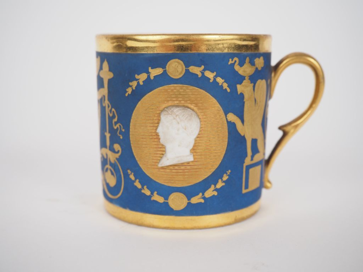 Tasse et sous tasse début XIXème en porcelaine et biscuit à décor de p