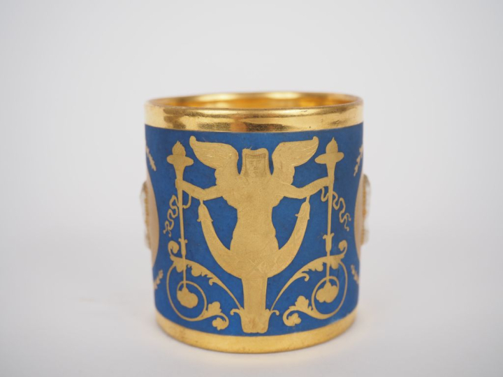 Tasse et sous tasse début XIXème en porcelaine et biscuit à décor de p