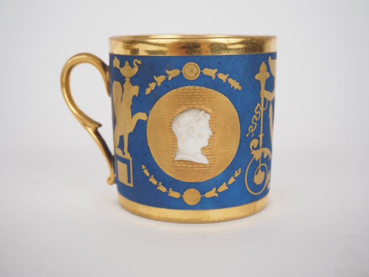 Tasse et sous tasse début XIXème en porcelaine et biscuit à décor de p