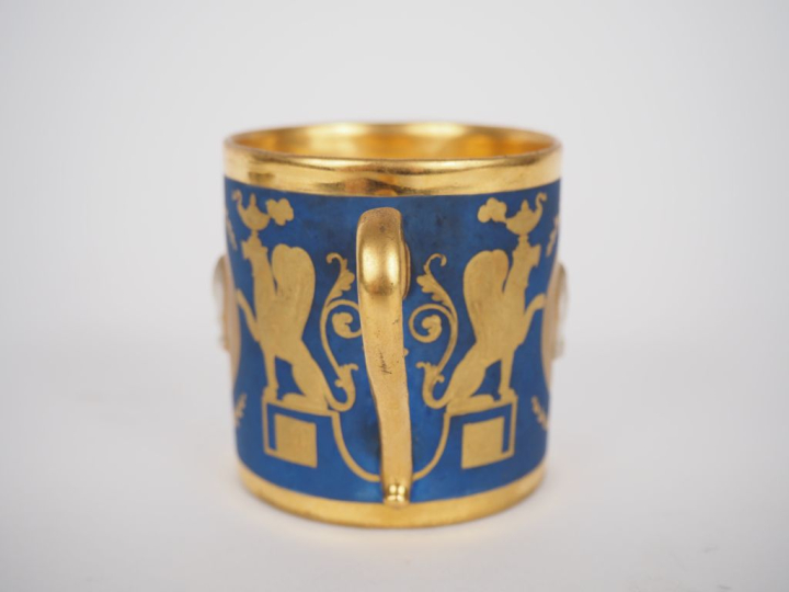 Tasse et sous tasse début XIXème en porcelaine et biscuit à décor de p