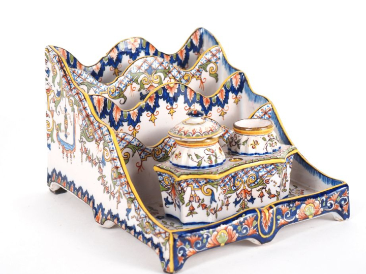 Encrier en faience polychrome de Malicorne. (petits accidents, manque)