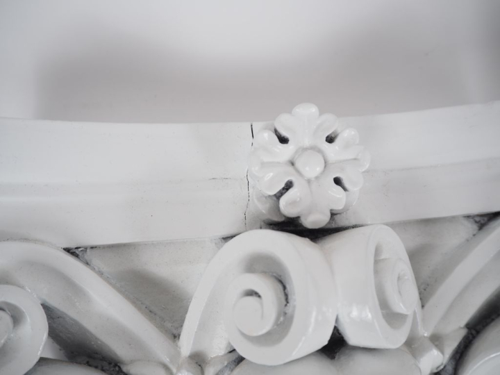 Paire de bois sculptés laqués blanc en forme de pilastres corinthiens.