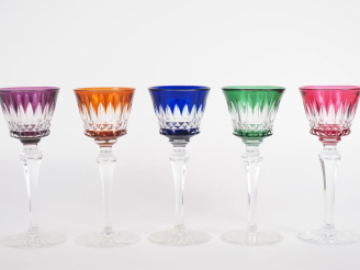 Vente aux enchères BACCARAT. 5 verres à vin du Rhin en cristal bicolore (un fêlé)