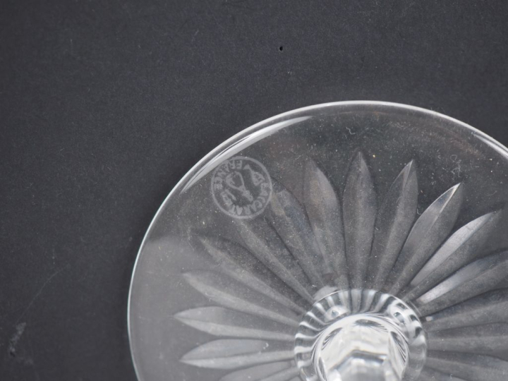 BACCARAT. 5 verres à vin du Rhin en cristal bicolore (un fêlé)