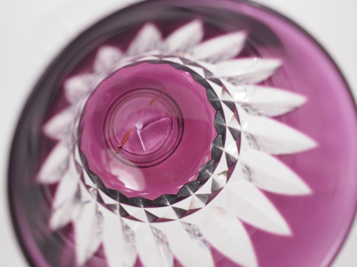 BACCARAT. 5 verres à vin du Rhin en cristal bicolore (un fêlé)