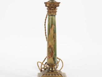 Vente aux enchères Lampe Napoléon III en onyx et métal doré, en fome de colonne corinthie